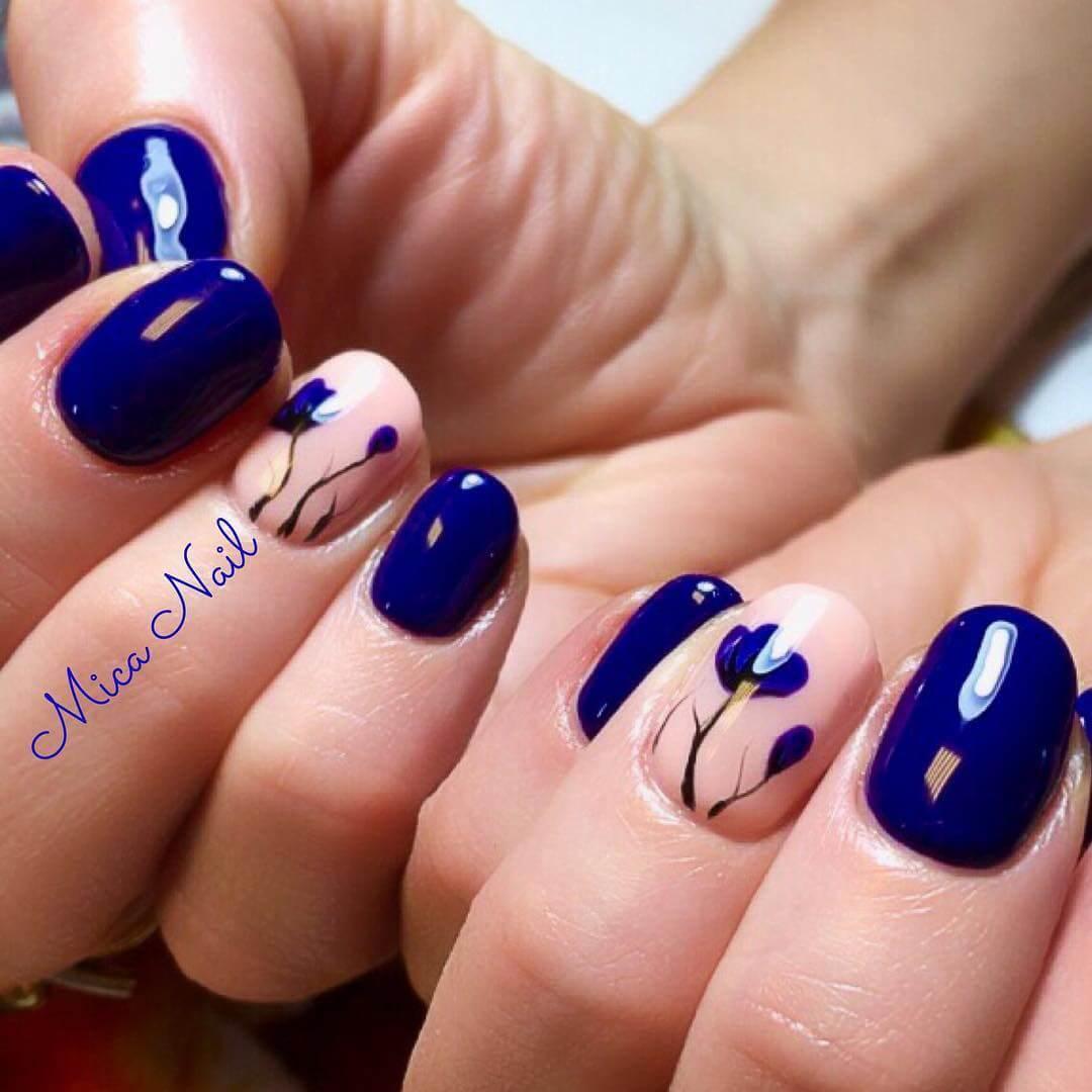 ongles bleus décorés de fleurs