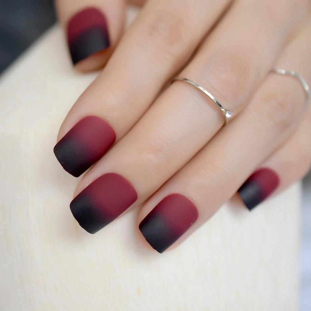 ongles couleur vin