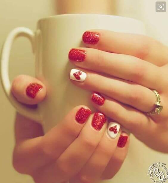 ongles courts avec coeurs