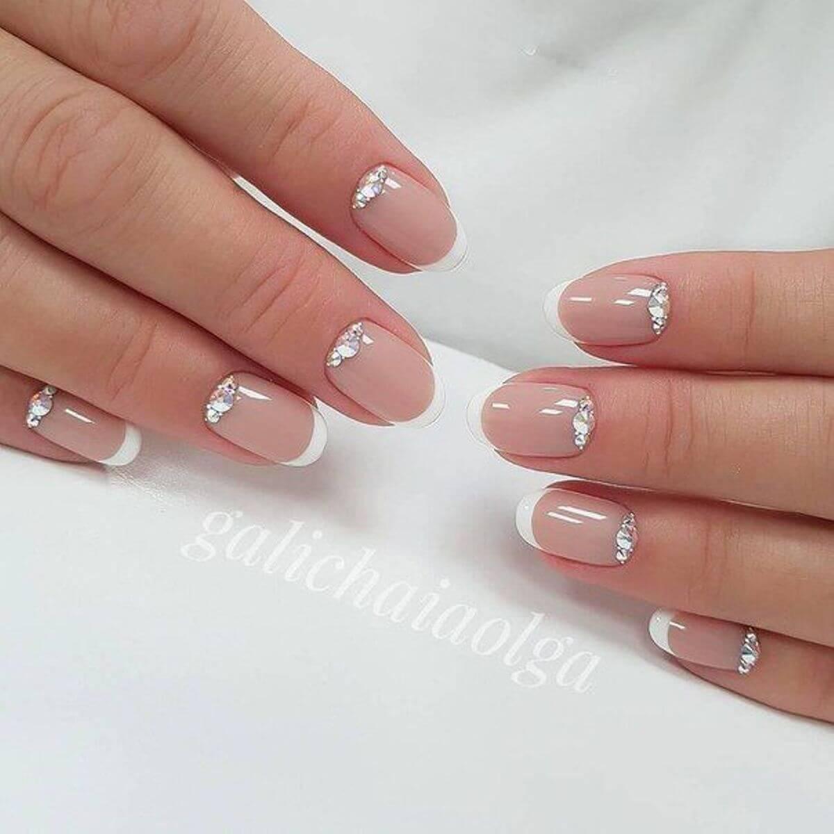 ongles courts avec pierres pour la mariée