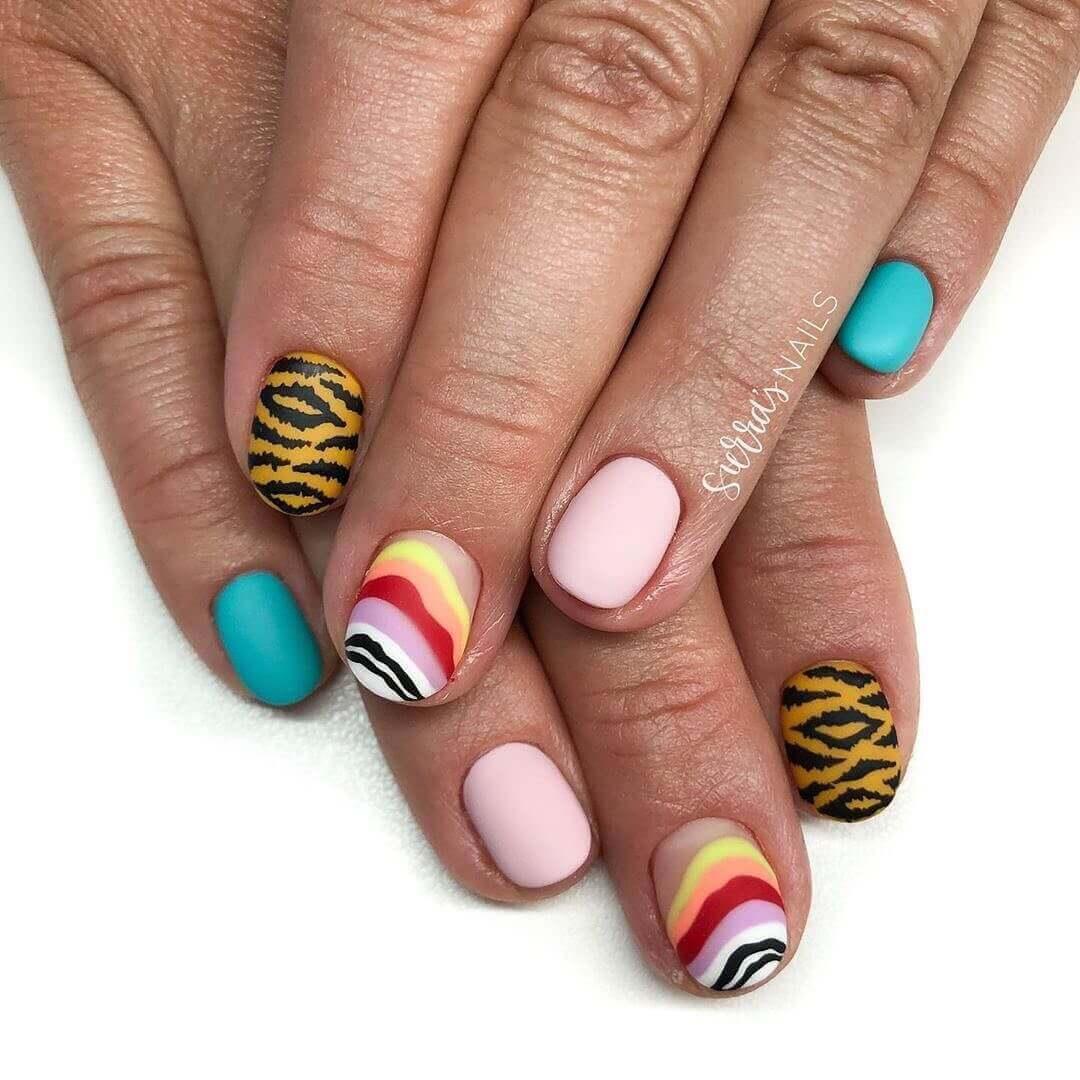 En couleur nue avec de l'or