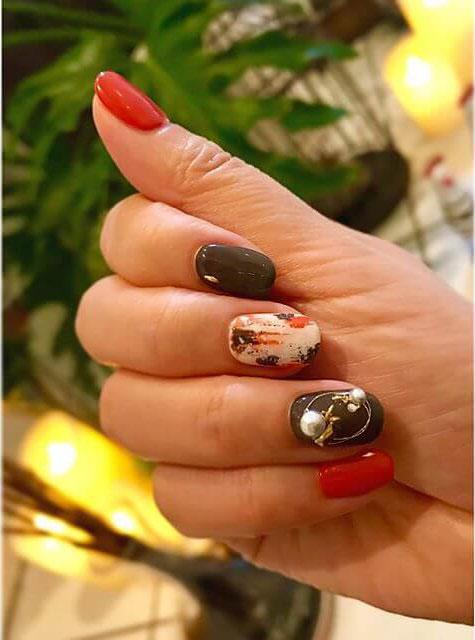 ongles courts et élégants en gel