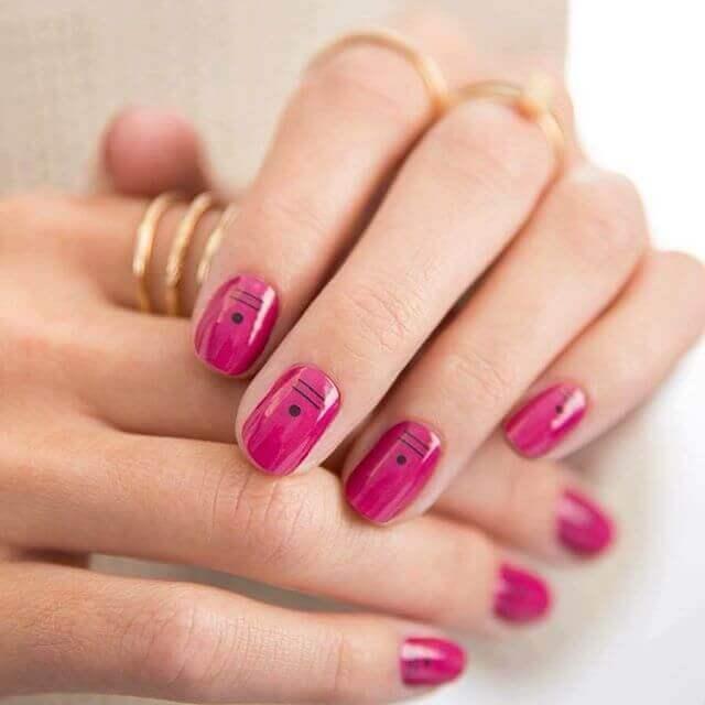 Ongle rose avec petits détails noirs