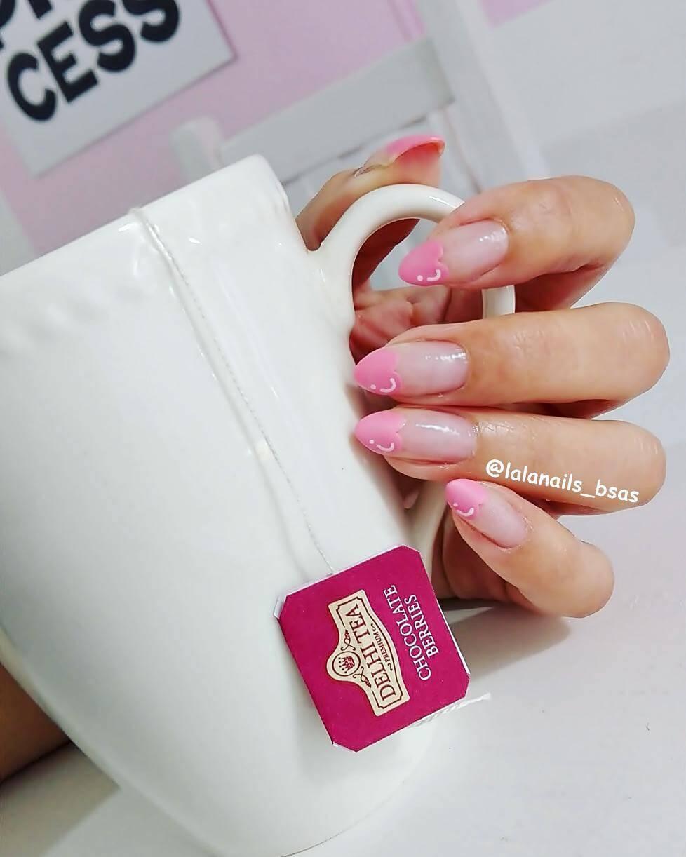 ongles d'amour avec des coeurs roses