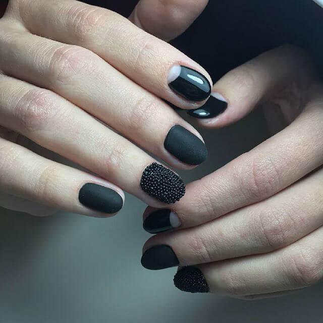 ongles de caviar noir