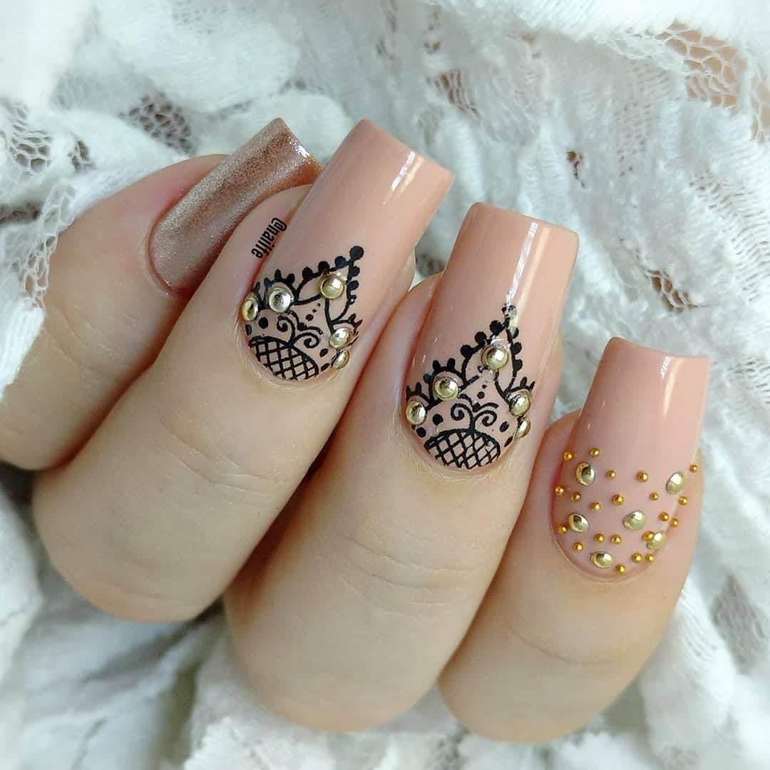 ongles de la mariée nue avec des strass
