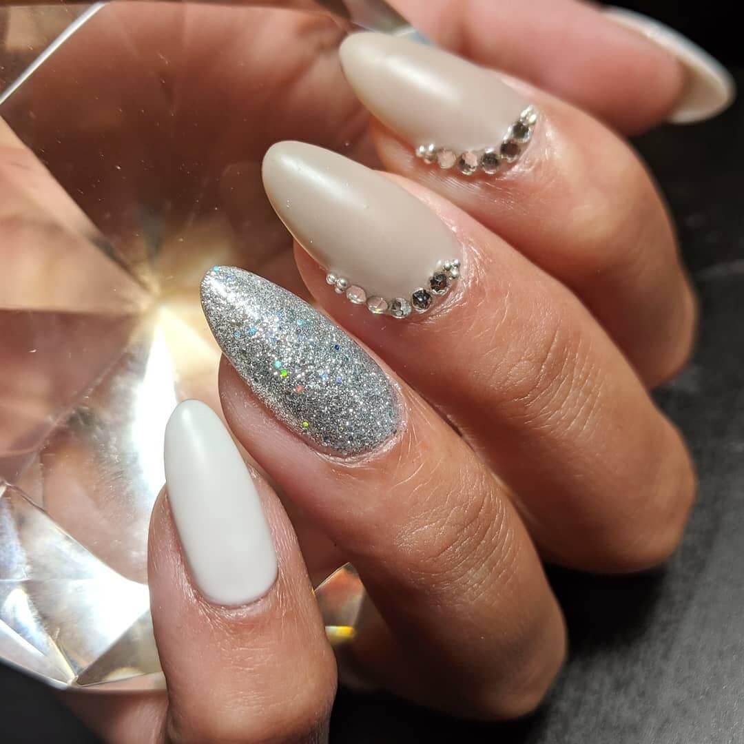 ongles de mariage blancs et argentés