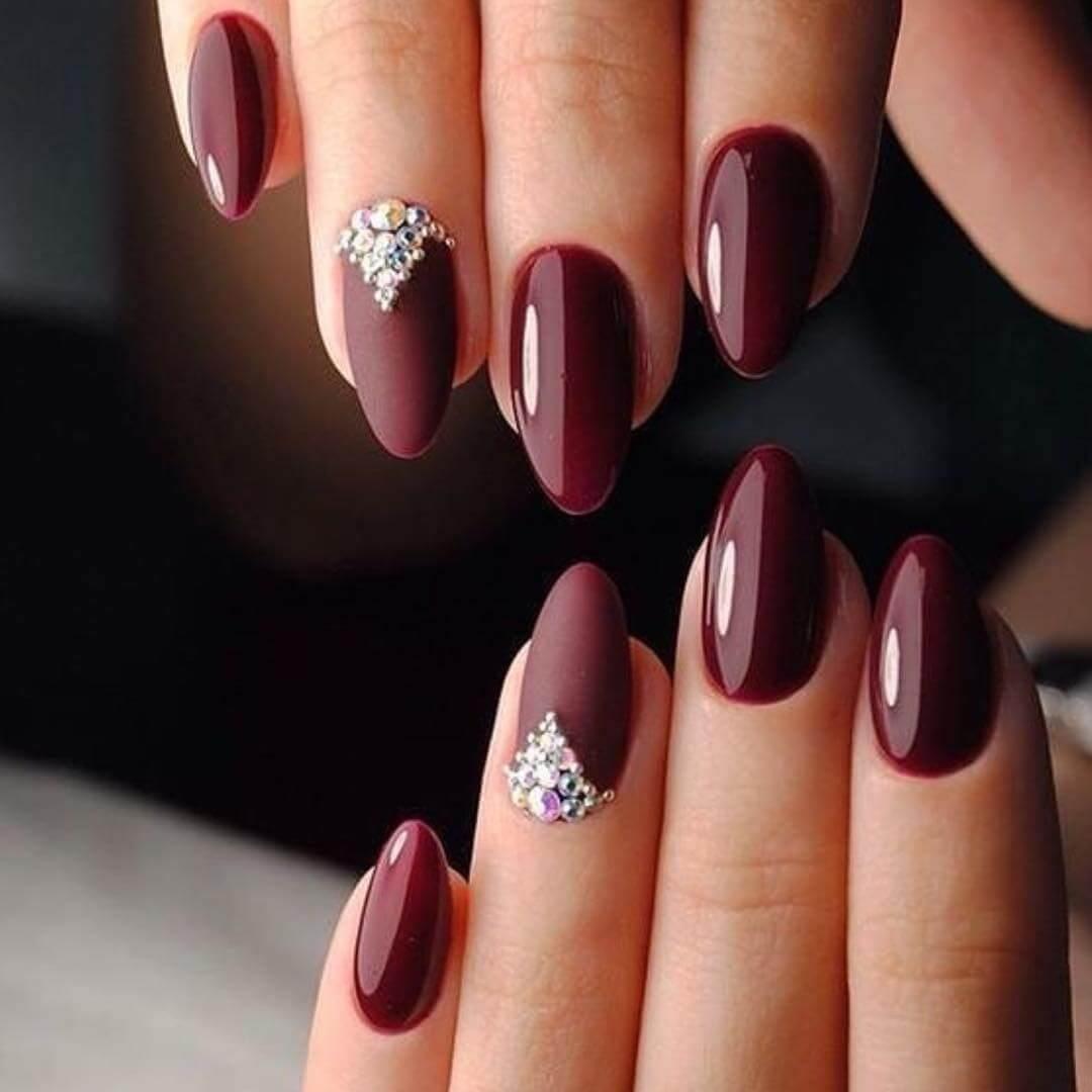 ongles couleur vin avec pierres pour la mariée