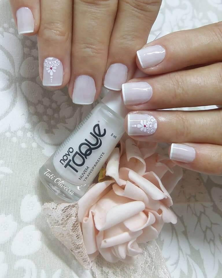 ongles de mariage courts français avec fleurs