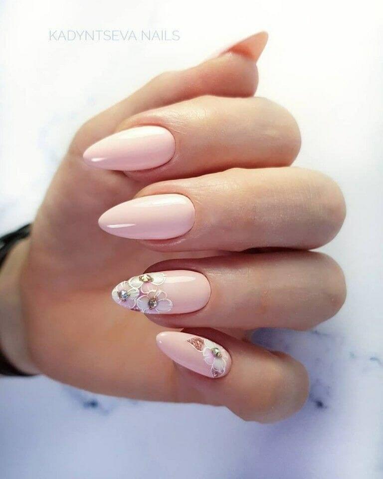 ongles de mariage nus avec fleurs