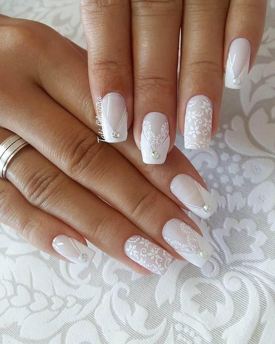 ongles de mariée estampillés blanc