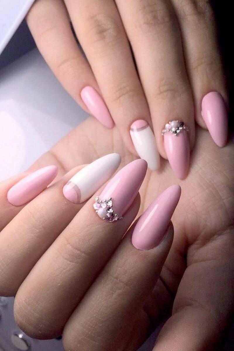 ongles de mariée roses avec strass