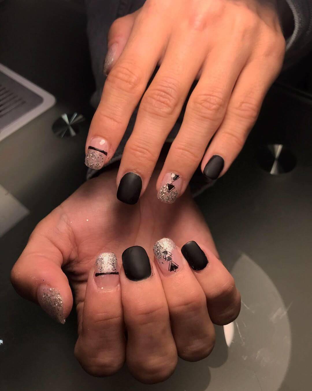 ongles de Noël argentés et noirs