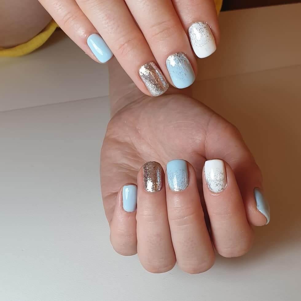 ongles de noël bleu clair et blanc