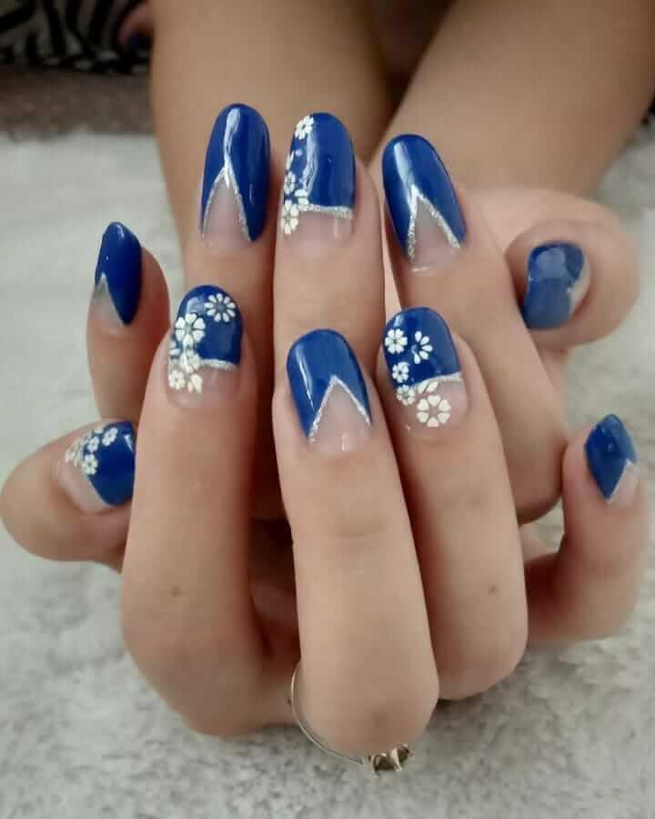 ongles de noël bleus et blancs