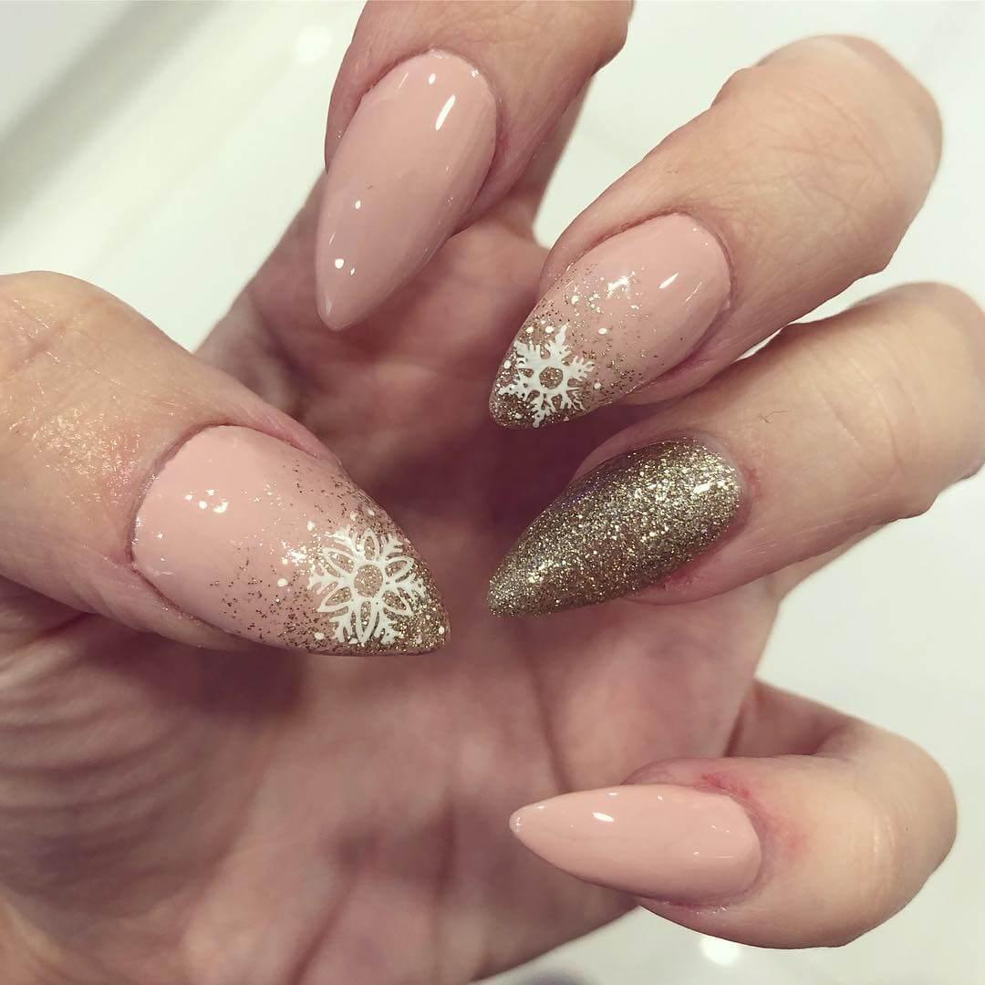 ongles de Noël nus avec de l'or