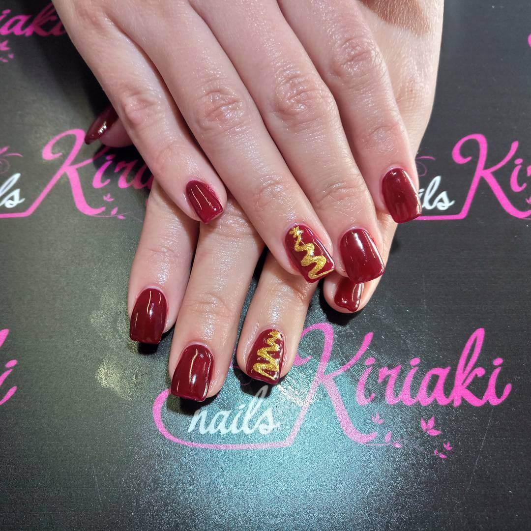 ongles de Noël rouges avec or