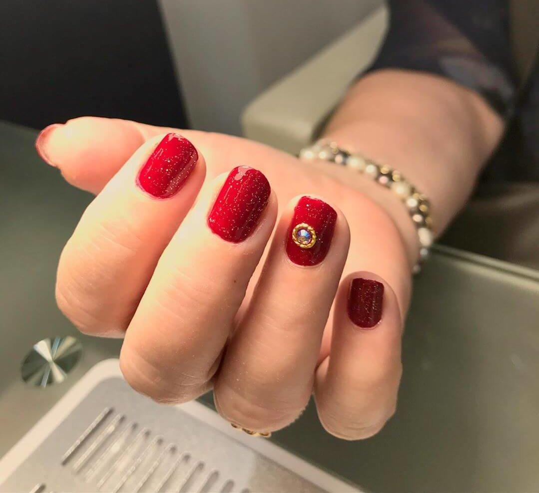 ongles de noël rouges avec pierres
