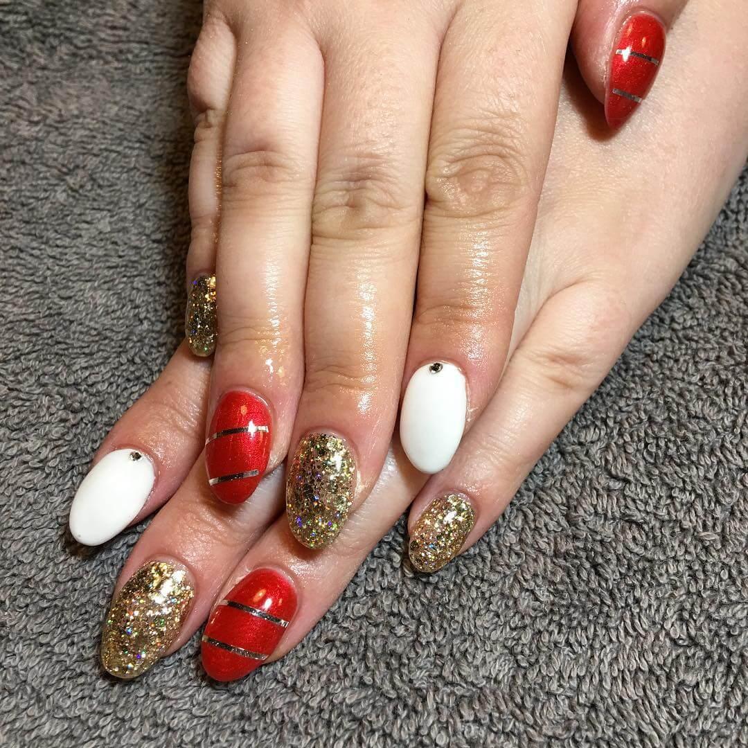 ongles de noël rouges et blancs dorés
