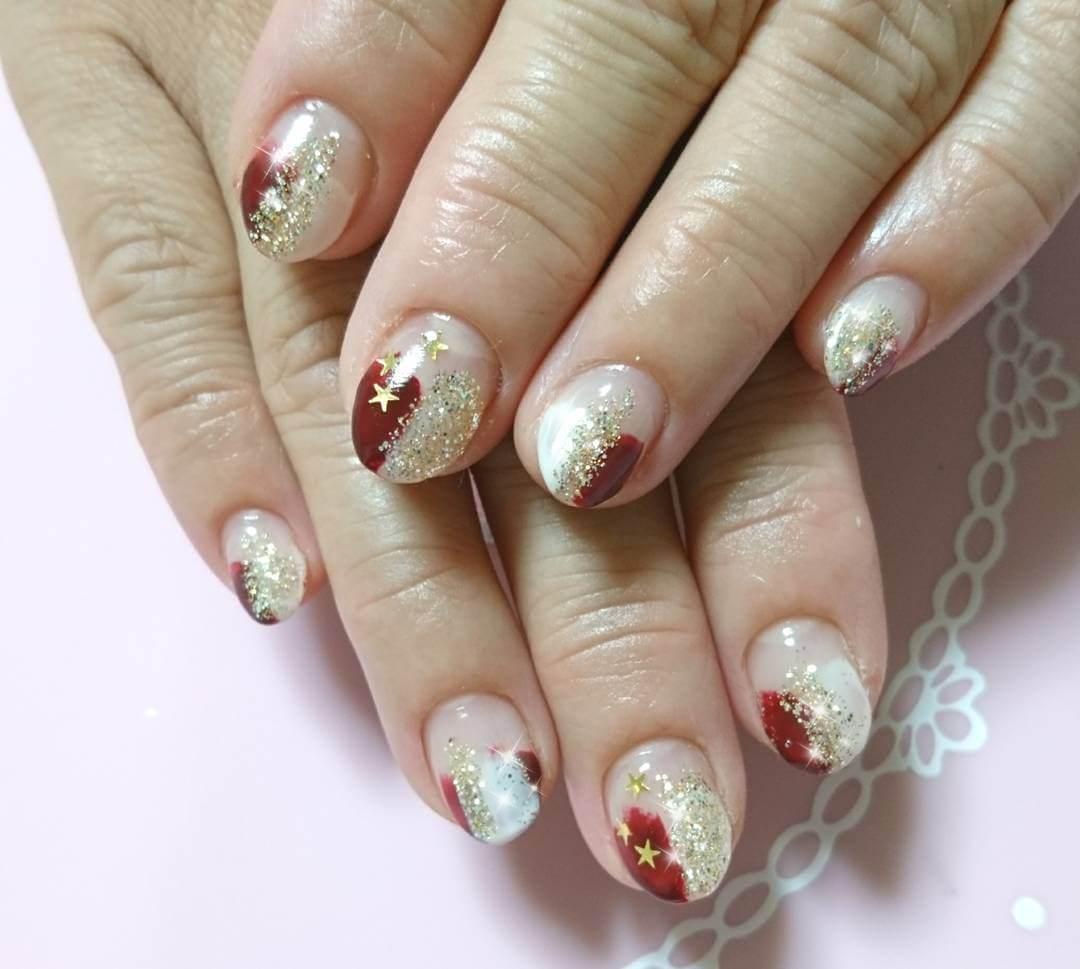ongles de noël rouges et dorés