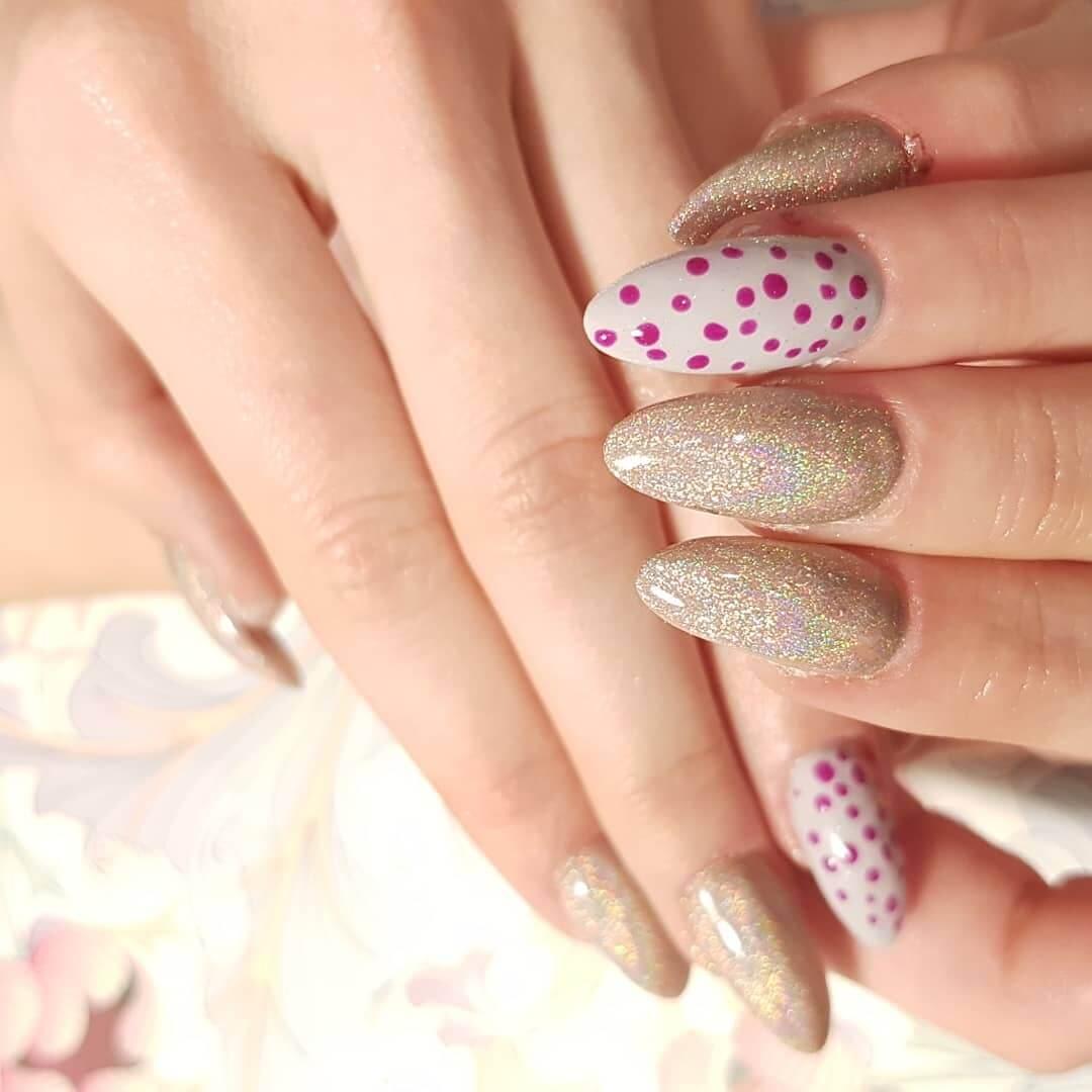 ongles de noël simples avec points