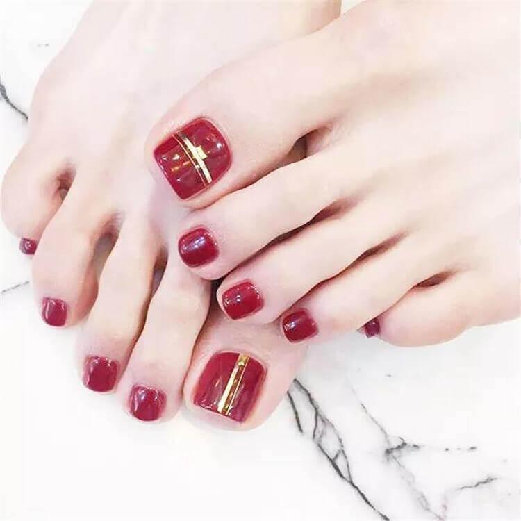 Ongles de pied décorés en rouge