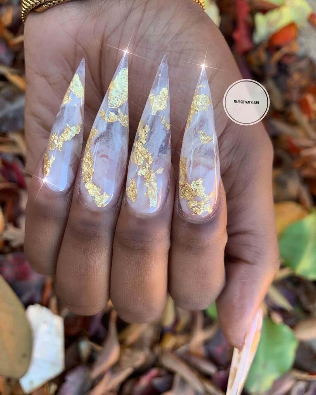 ongles de stiletto blancs et dorés