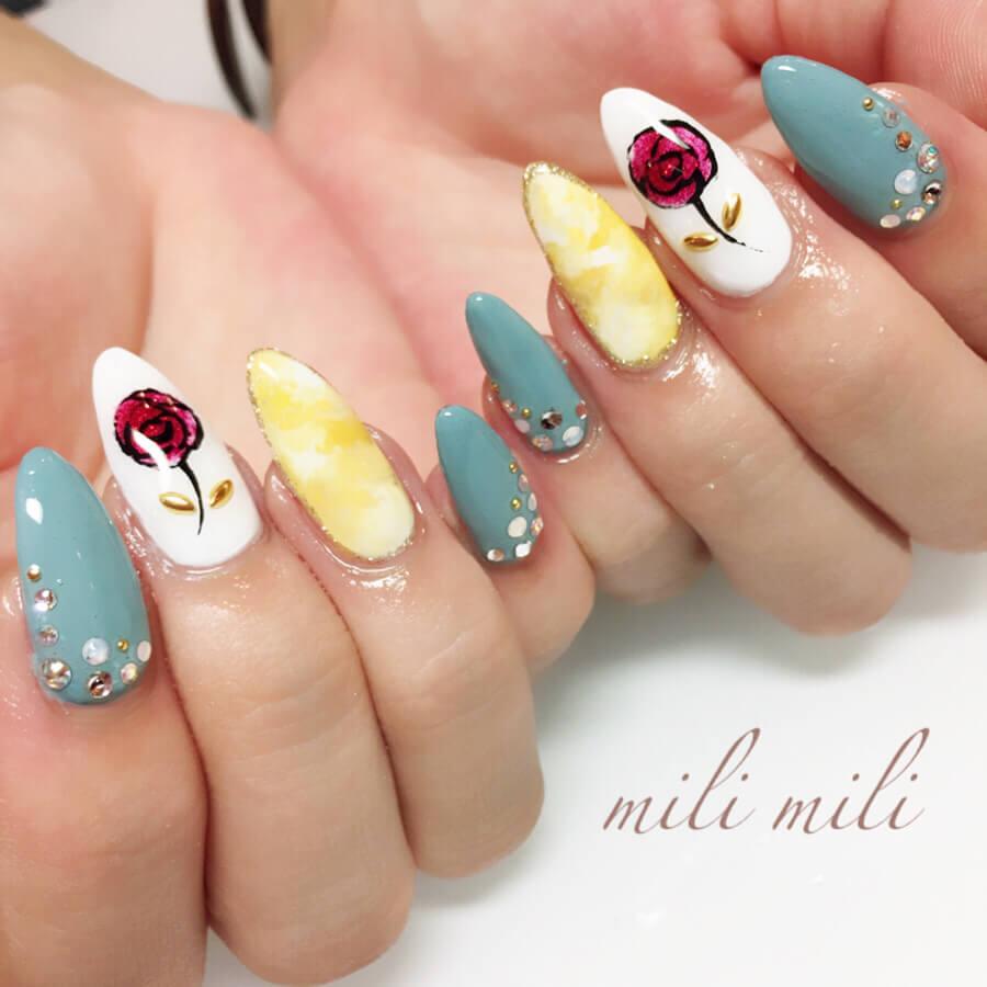 ongles de teinte pastel avec fleurs