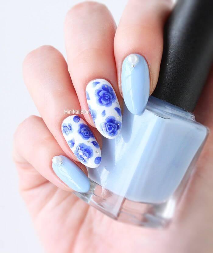 Ongles blancs avec fleurs bleues