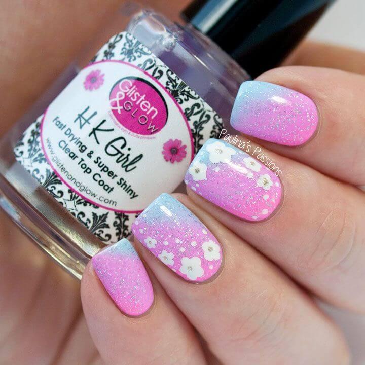 Ongles avec un mélange de dégradé, de paillettes et de fleurs