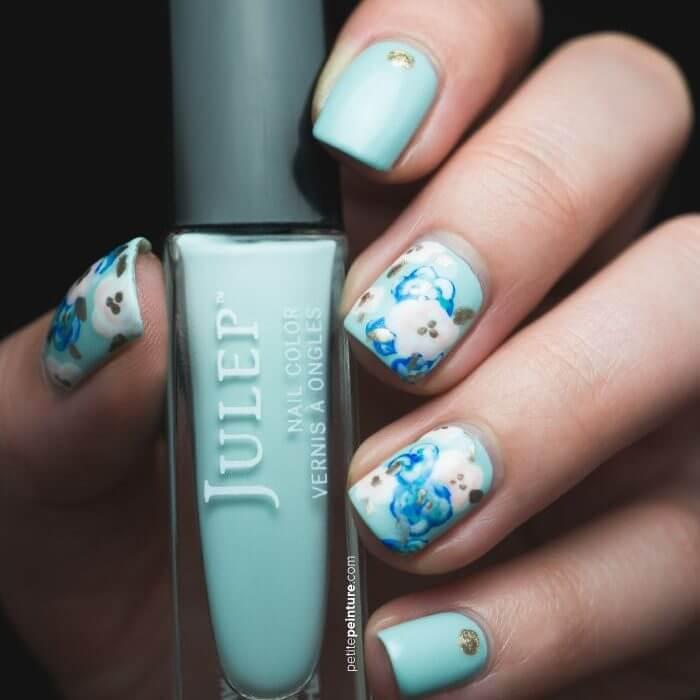 Ongles fleuris bleu clair et blanc
