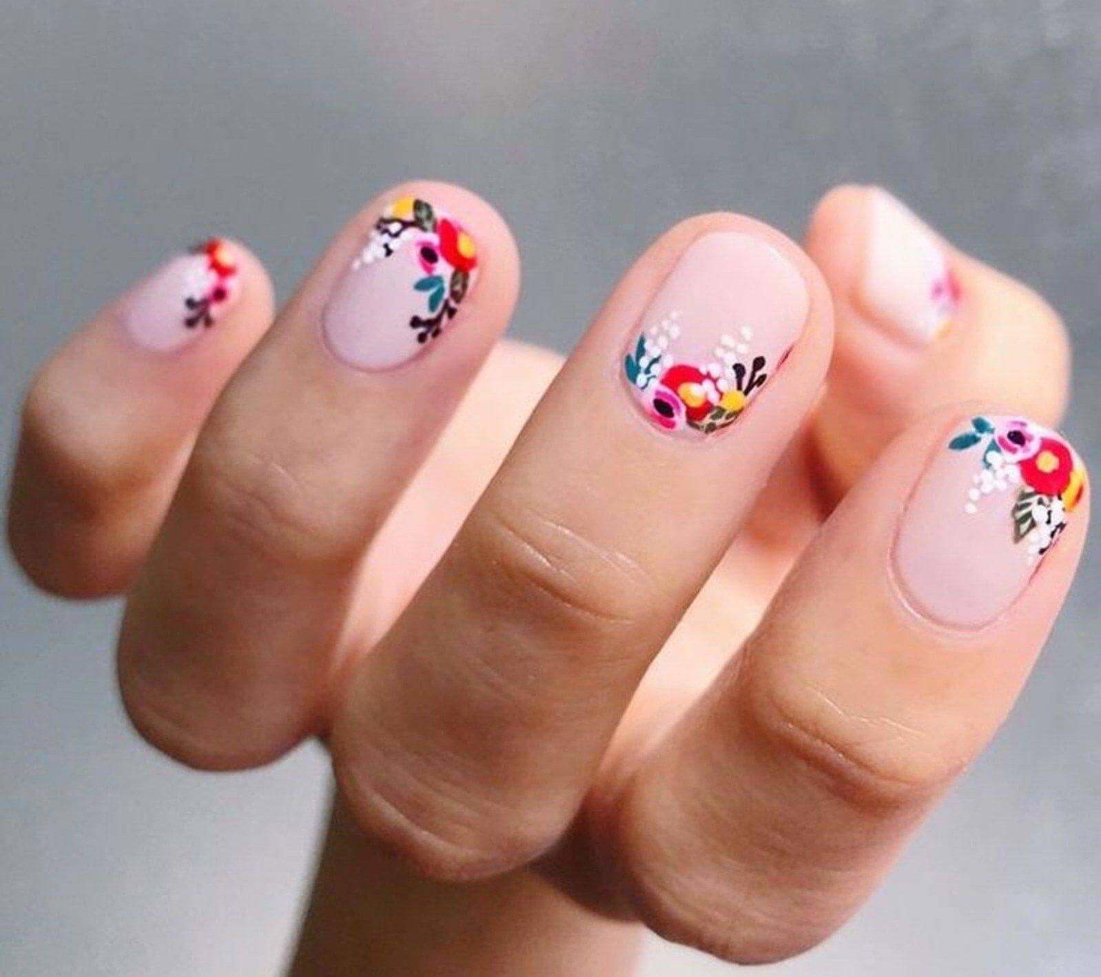 Ongles décorés de fleurs