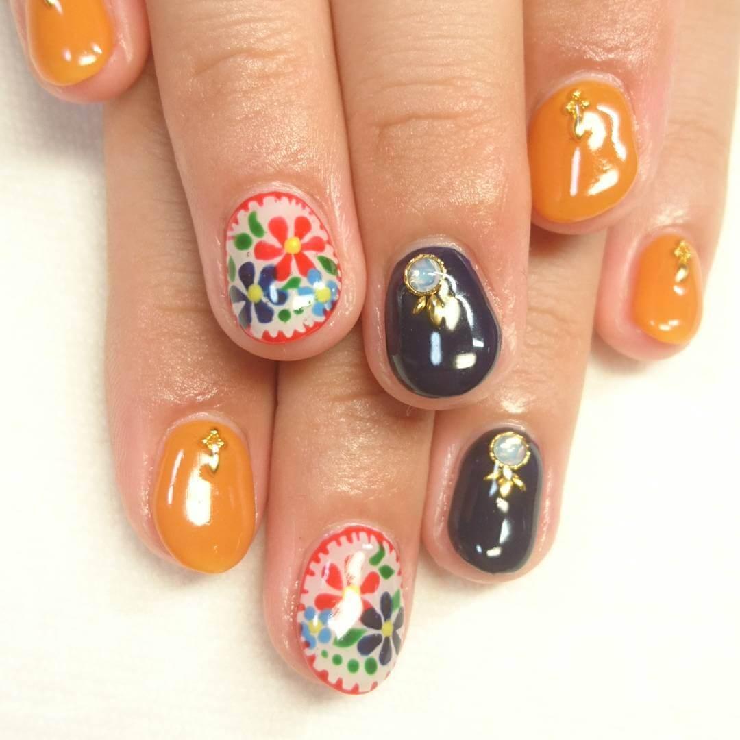 ongles décorés de fleurs et de pierres