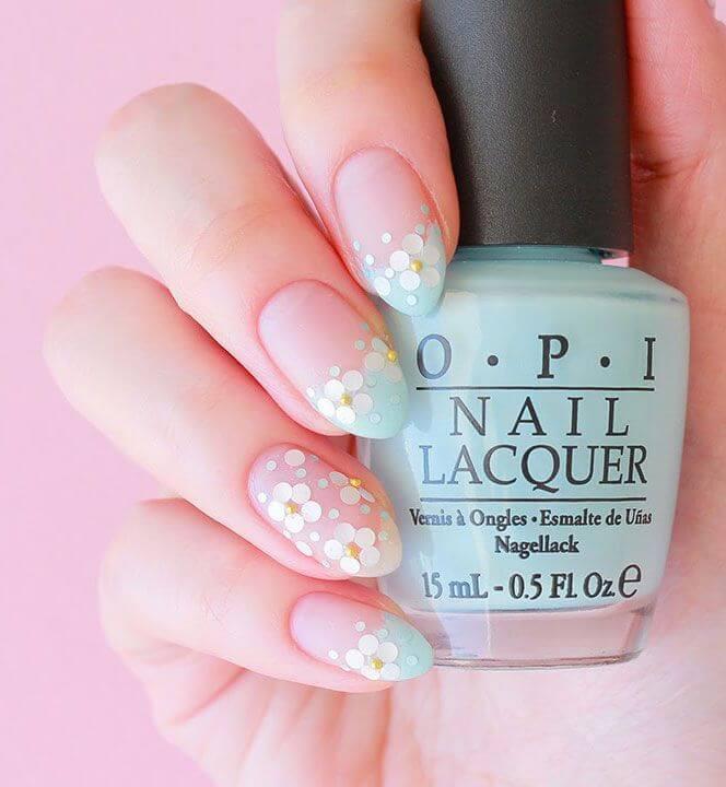 Ongles français avec fleurs