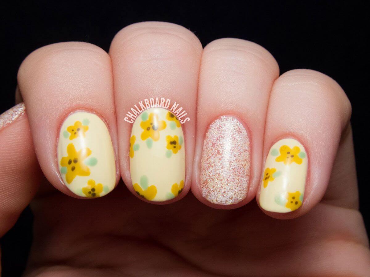 Ongles avec fleurs jaunes