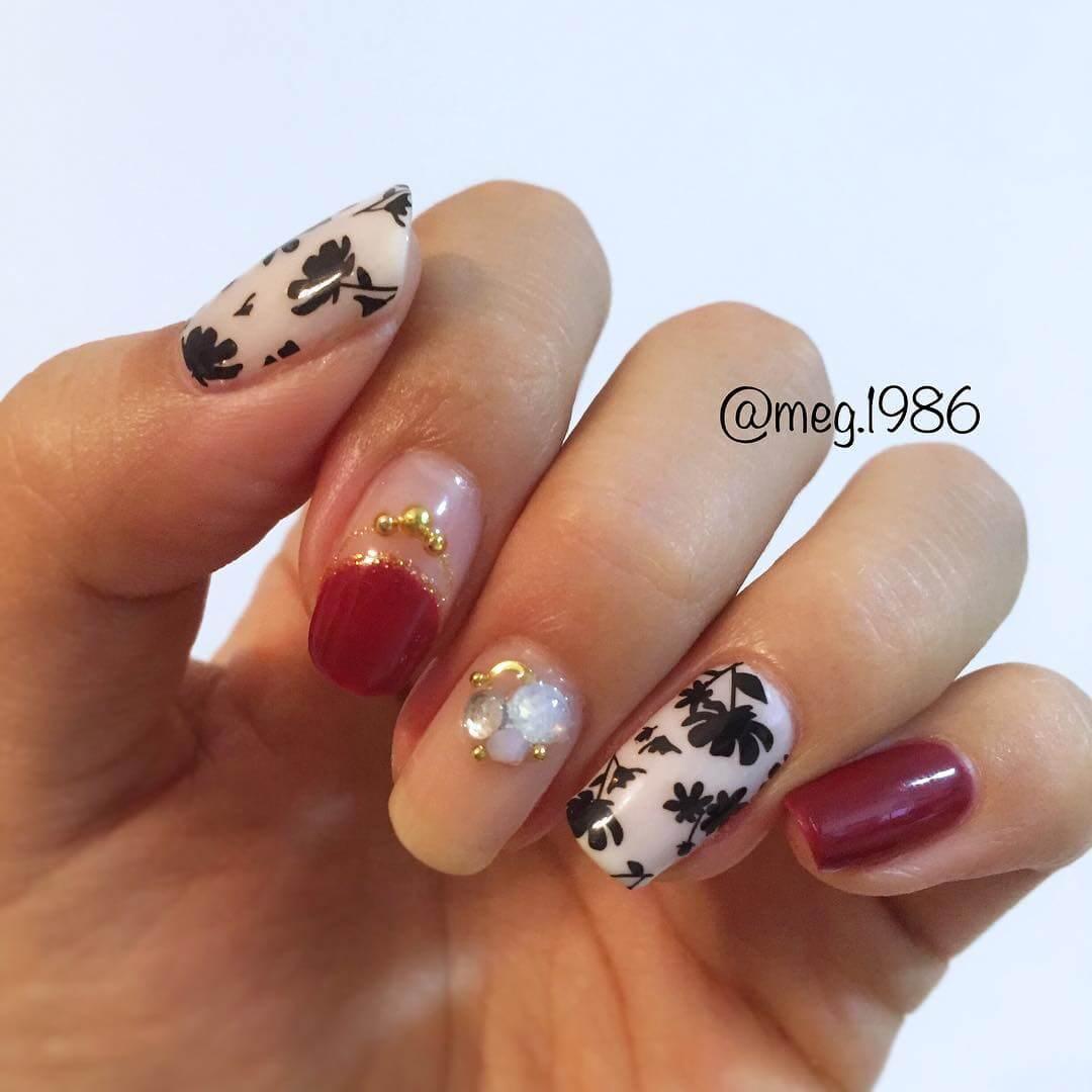 ongles décorés de fleurs noires