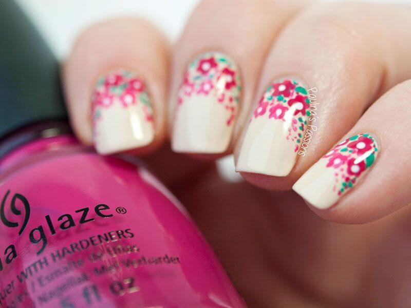 Ongles avec fleurs sur le croissant