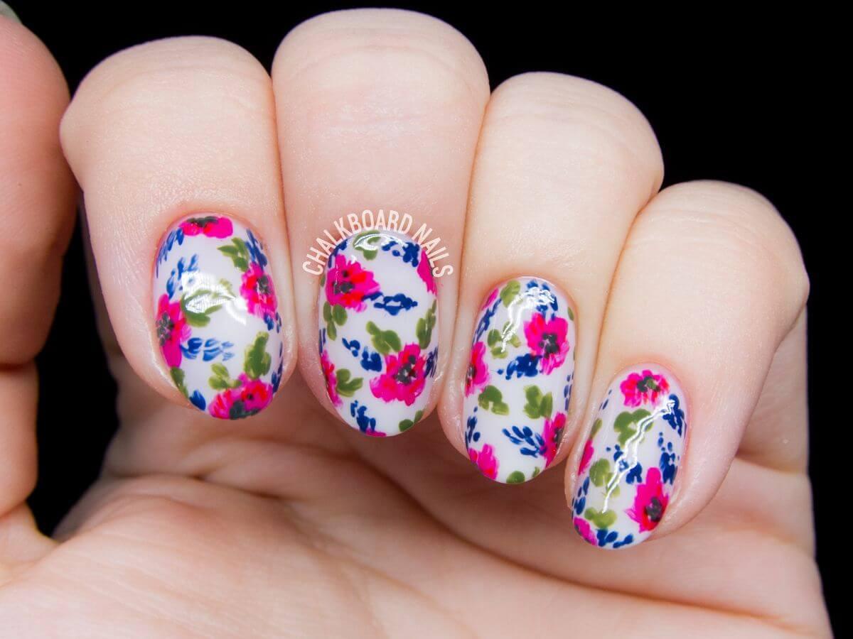 Ongles avec motifs de roses