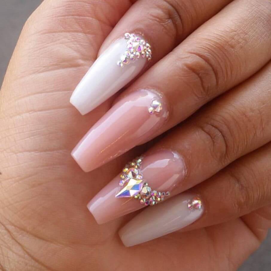 ongles décorés de strass pour la mariée