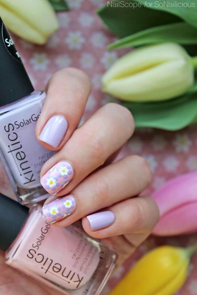 Ongles avec fleurs dans les tons de violet