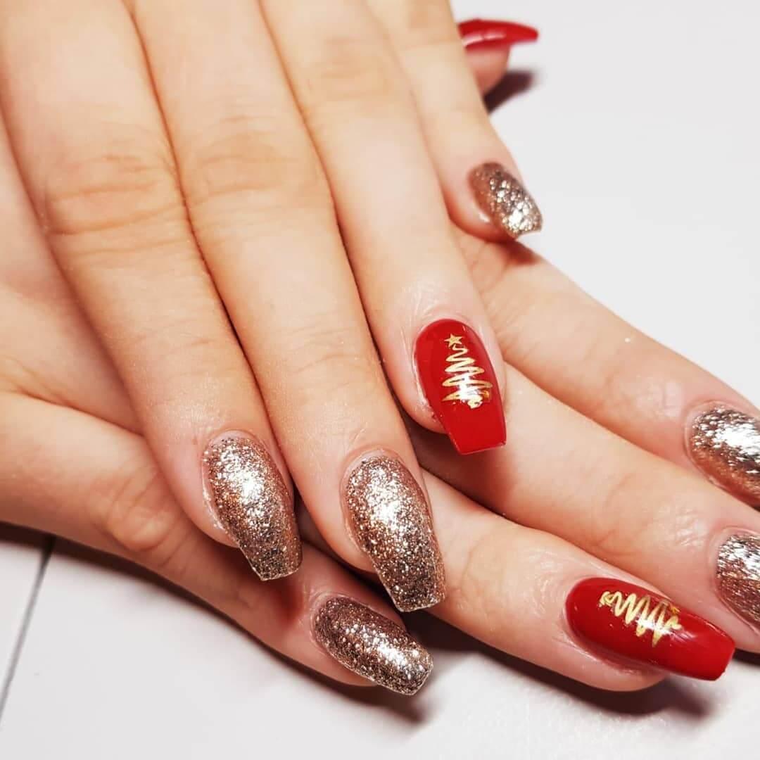 ongles décorés en rouge et or