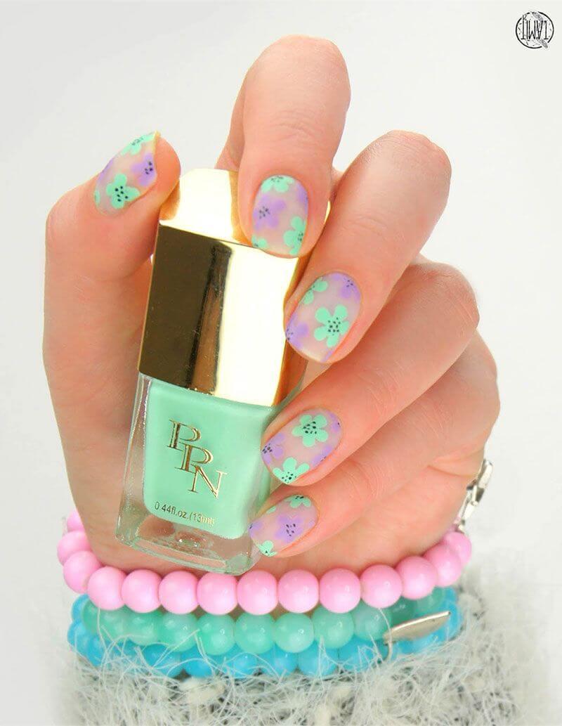 Ongles avec top coat et fleurs vertes