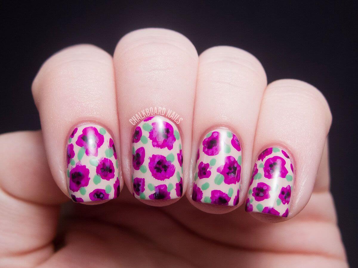 Ongles avec fleurs roses sur une base rose clair