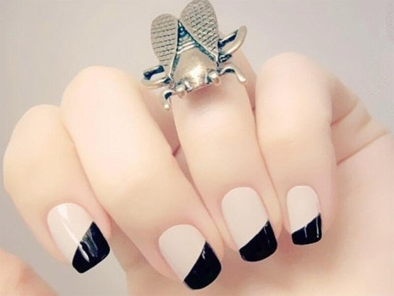 ongles français nus et décorés en noir