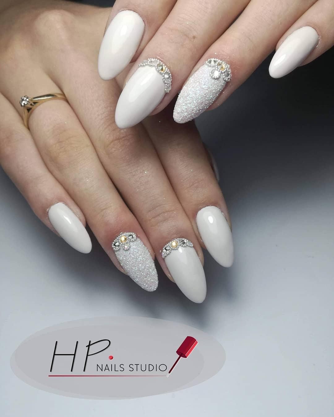 ongles décorés pour la mariée avec des pierres