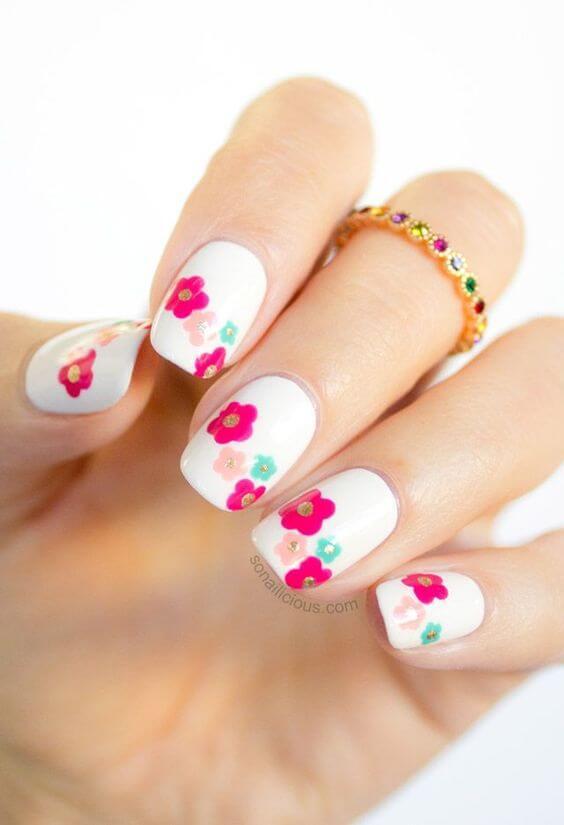 ongles délicats avec fleurs