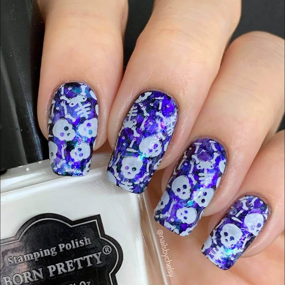 ongles d'halloween avec crânes