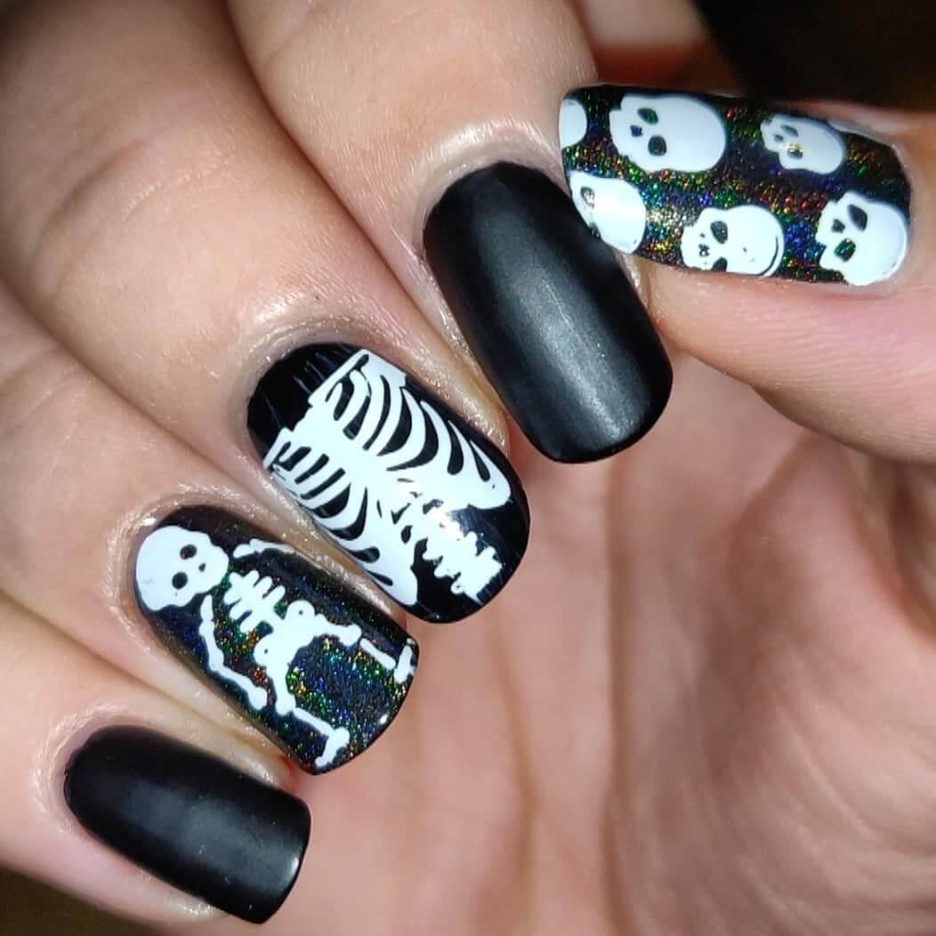 ongles d'halloween avec squelettes