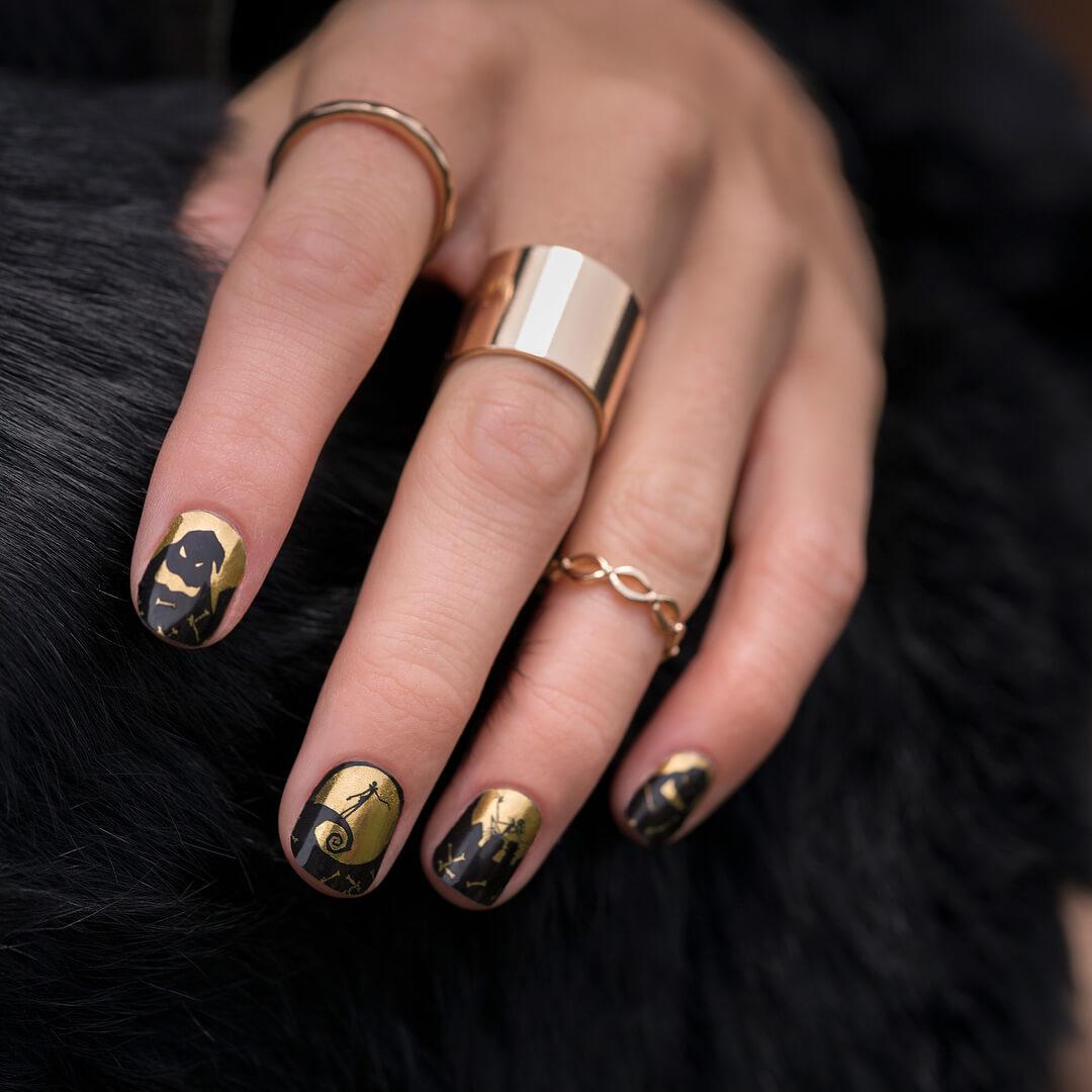 ongles d'halloween dorés et noirs