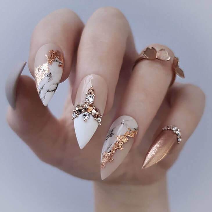 Des ongles élégants et dorés